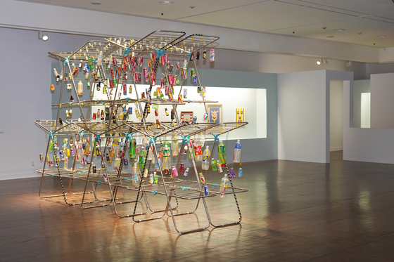 Joo Jae-hwan's installation work ″Water versus The Illegitimate Children of Water″ was inspired by environmental harm caused by plastic bottles. [JEON TAE-GYU]