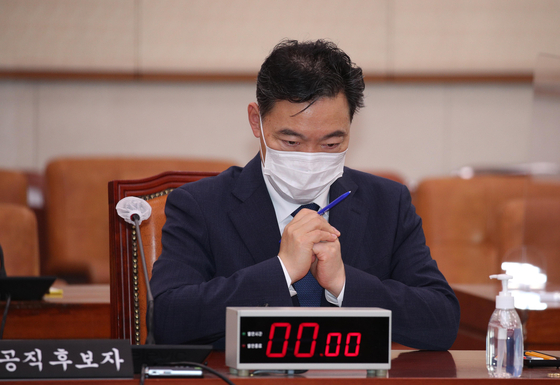 Prosecutor General nominee Kim Oh-soo waits for the afternoon session of his confirmation hearing to start on Wednesday at the National Assembly.  [YONHAP] 