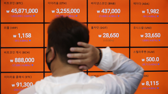 Bitcoin value is shown on a board at Bithumb in Gangnam, Seoul, on Friday. [YONHAP] 