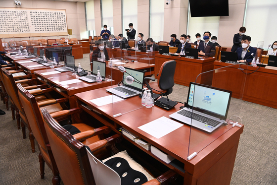 Democratic Party and Open Minjoo Party lawmakers of the Legislation and Judiciary Committee on Monday pass the confirmation hearing report of prosecutor general nominee Kim Oh-soo. Lawmakers of the People Power Party boycotted the voting in protest of President Moon Jae-in's decision to appoint Kim as the new head of the prosecution. [YONHAP]