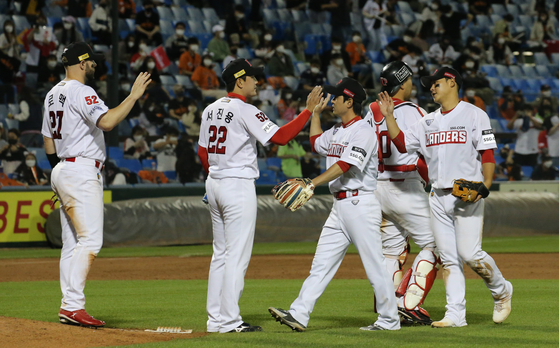 SSG Landers players leave the field after beating the Hanwha Eagles at Daejeon Hanbat Baseball Stadium in Daejeon on Saturday. [NEWS1]