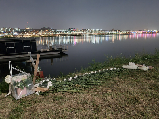  Flowers are placed at Banpo Han River Park in memory of Sohn on May 6. [CHOI YEON-SU] 