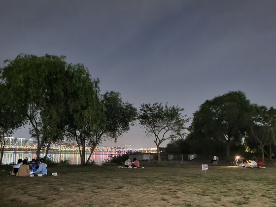  People drink in the Banpo Han River Park on May 6 around 10 p.m. [CHOI YEON-SU] 