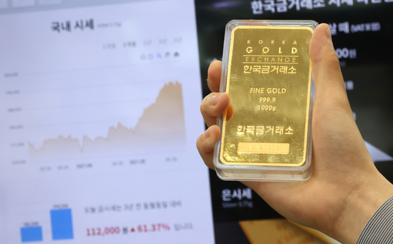 A gold bar is displayed at the Korea Gold Exchange in Jongno District, central Seoul, on Monday. As bitcoin prices continue to drop, gold prices have recently have been on the rise. Demand for gold has risen as investors hoping to hedge inflation. [YONHAP]