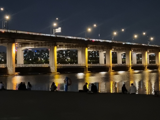  People drink in the Banpo Han River Park on May 6 around 10 p.m. [CHOI YEON-SU] 