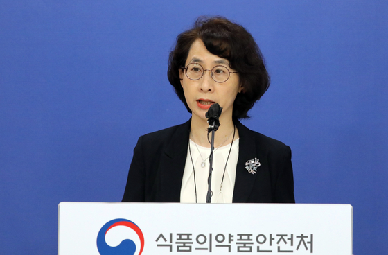 National Institute of Food and Drug Safety Evaluation Director-General Seo Kyung-won speaks during a briefing at the Ministry of Food and Drug Safety in Cheongju, North Chungcheong, on Monday. The ministry announced that it has developed standards for comparative clinical studies for domestic Covid-19 vaccines. [NEWS1]
