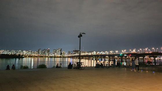  People drink in the Yeouido Han River Park on May 21 around 11 p.m. [HALEY YANG] 