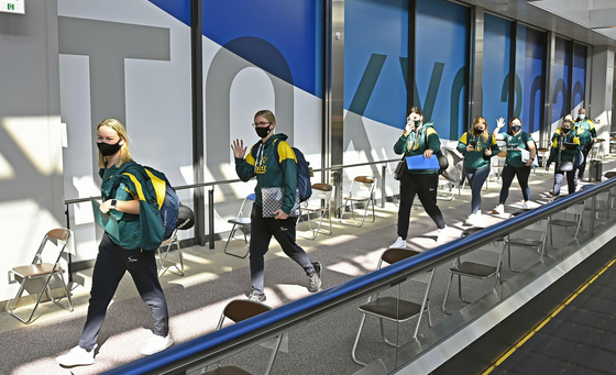 The Australian national handball team arrives at Narita International Airport in Tokyo on Tuesday ahead of the 2020 Tokyo Olympics. The Australian team are the first foreign athletes to arrive in Japan for the Games, which the government and International Olympic Committee insist will go ahead despite growing pressure both inside and outside of the country. [YONHAP]