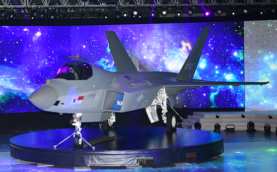 The prototype of the KF-21 Boramae was unveiled by Korea Aerospace Industries in Sacheon, South Gyeongsang on April 9. [YONHAP]