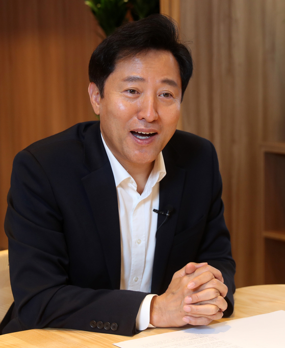 Seoul Mayor Oh Se-hoon speaks with the JoongAng Ilbo at his office in the City Hall on Thursday. [KANG JUNG-HYUN]