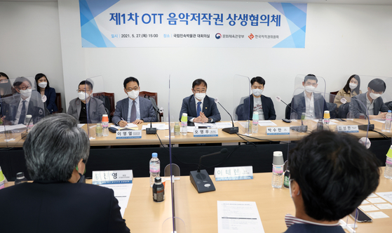 Oh Young-woo, center, Vice Minister of Culture, Sports and Tourism, speaks at the OTT Music Copyright Consultative Committee on May 27, where insiders from music copyright organizations and local OTT (over-the-top) online video services sat down to talk about the ongoing music copyright fee issue. [MINISTRY OF CULTURE, SPORTS AND TOURISM]