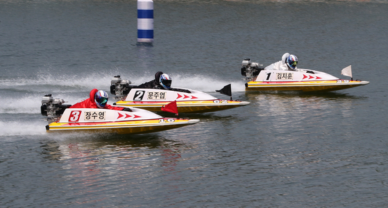 Racing boats glide across the water in Misa Boat Racing Marina in Hanam, Gyeonggi, on Wednesday as the racing competition resumed, partially. The boat racing has been suspended for several months due to fear of Covid-19 infections and because of cold weather. [NEWS1]