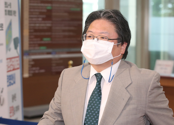 Hirohisa Soma, deputy chief of mission at the Japanese Embassy, enters the Korean Foreign Ministry in central Seoul Tuesday afternoon as Korea lodged a protest over a map including Dokdo as Japan’s territory on the Tokyo Olympics website. [NEWS1]