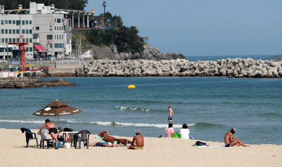 People cool themselves off at Haeundae Beach in Busan on May 31. [YONHAP] 
