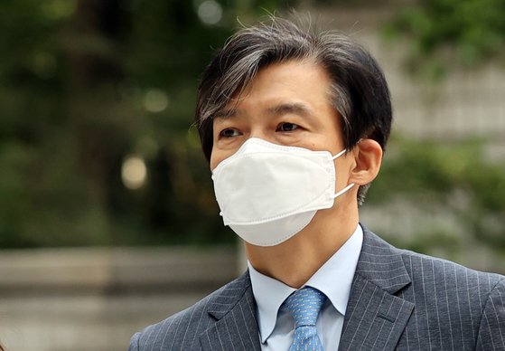 In this file photo, former Justice Minister Cho Kuk enters the Seoul Central District Court to attend his trial on Sept. 11, 2020. [YONHAP]