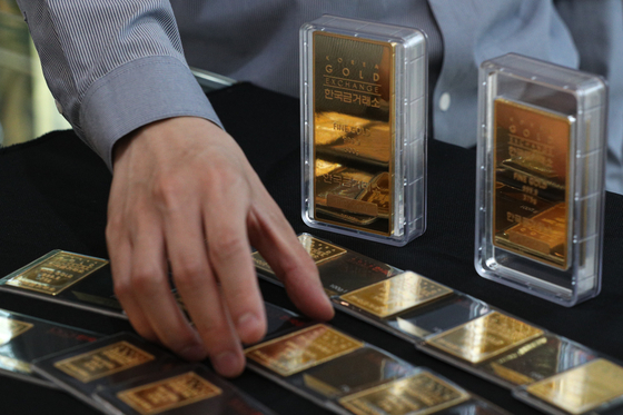 Gold bars are displayed at the Korea Gold Exchange in Jongno District, central Seoul, on Thursday. Gold traded at 68,190 won ($61.2) per gram (0.04 ounce) on Thursday, up 9.5 percent compared to March 5, when the price hit 62,300 won. [NEWS1]