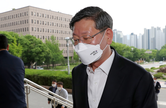  Vice Minister of Justice Lee Yong-gu on Tuesday enters the Ministry of Justice building.  [NEWS1] 