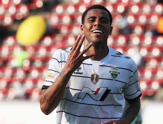 Jeonbuk Hyundai Motors Brazilian forward Gustavo celebrates his super hat-trick during a game against Seongnam FC on Sunday at the Tancheon Sports Complex in Seongnam, Gyeonggi. [YONHAP]