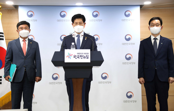 Noh Hyeong-ouk, land minister, announces the restructuring plan for Land and Housing Corp. (LH), including cutting 20 percent of its employees, at the government complex in Seoul on Monday. [YONHAP]
