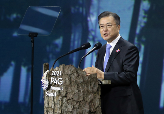 President Moon Jae-in speaks at the opening ceremony of the two-day 2021 P4G Seoul Summit which kicked off Sunday at the Dongdaemun Design Plaza (DDP) in Jung District, central Seoul, bringing together some 60 world leaders and heads of international organizations. [YONHAP]