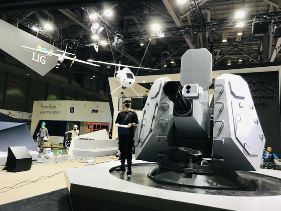 A model of LIG-Nex1's second-generation Close-In Weapon system (CIWS-II) on Tuesday, just before the opening of the International Maritime Defense Industry Exhibition (Madex) in Busan. [LIG-NEX1]