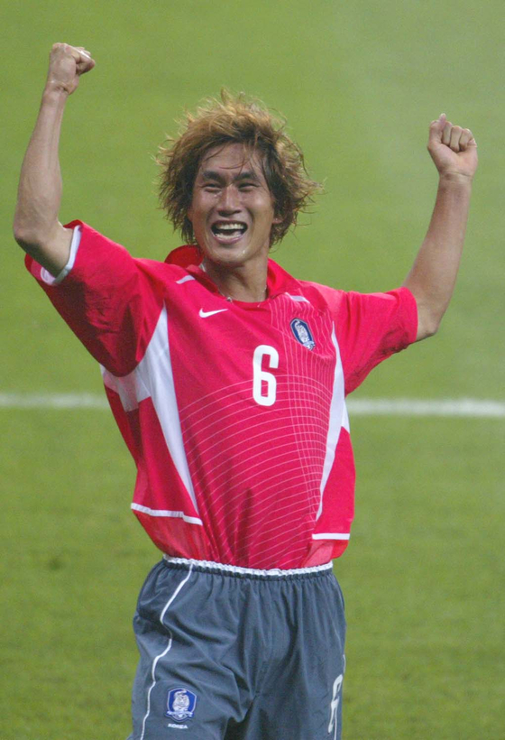 The late Yoo Sang-chul celebrates after scoring a goal that led to Korea’s first ever win in a World Cup match during the game against Poland on June 4, 2002. [JOONGANG ILBO]