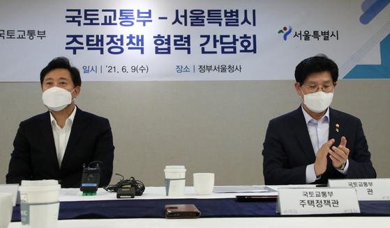Seoul mayor Oh Se-hoon, left, and Land Minister Noh Hyeong-ouk meet for the first time at the government complex in Seoul on Wednesday to discuss cooperation in residential housing supplies. [YONHAP]