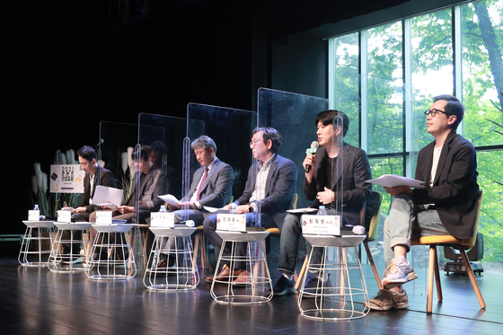 Panelists sit down for a discussion at the ″2021 Content Industry Forum″ held on Tuesday, organized by the Korea Creative Content Agency (Kocca). From left are: Professor Kim Sang-kyun of industrial engineering at the Kangwon National University; Park Chan-jae, chief producer at Aimers Entertainment; Professor Son Seung-woo of Chung-Ang University who specializes in industrial security law policy; Professor Lee Jung-yeop at the Department of Korean Culture and Contents at the Soon Chun Hyang University; Jeon Jae-woong, CEO of Anipen; Choi Seung-hyun, general manager of Didim Communication; and Choi Jae-won, Vice President of SAMG Entertainment. [KOCCA]