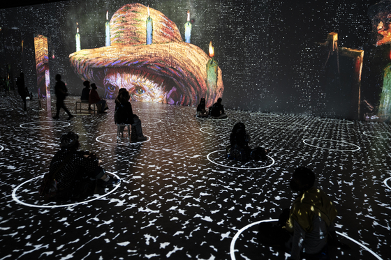 Projections of selected works of celebrated painter Vincent Van Gogh are displayed at a preview of the Immersive Van Gogh exhibit at Pier 36, Friday, in New York. [AP/YONHAP]