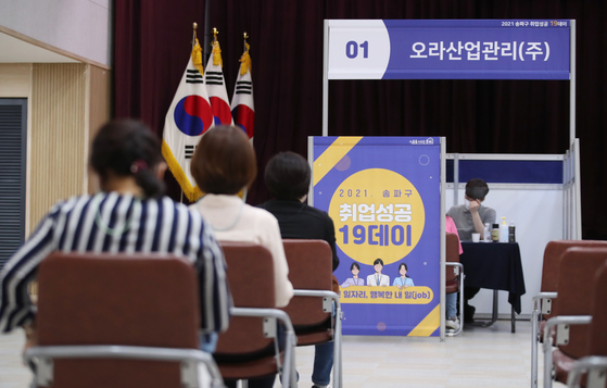 Applicants wait for interview at a job fair at the Songpa district office, Seoul, on May 12. In May more than 600,000 more people were employed compared to the previous year. [YONHAP]