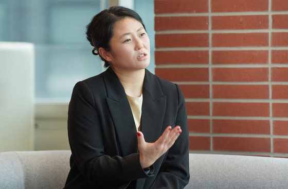 Filmmaker Sun Hee Engeltoft sat down for an interview with the Korea JoongAng Daily on Wednesday at its office in Sangam-dong, western Seoul, for her documentary "Forget Me Not — A Letter to My Mother."[JEON TAE-GYU]       