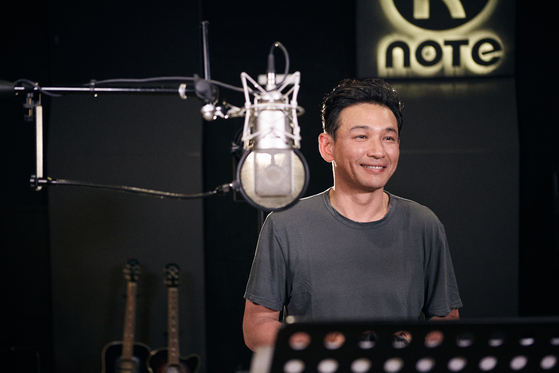 Actor Hwang Jung-min records a song for “Morning Dew 50th Anniversary Tribute to Kim Min-Gi.” [GYEONGGI CULTURAL FOUNDATION]