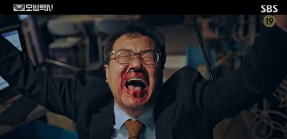 Bek was most recently recognized for portraying a heinous company CEO who spread illegal pornography for his profit in SBS series "Taxi Driver." [SBS]