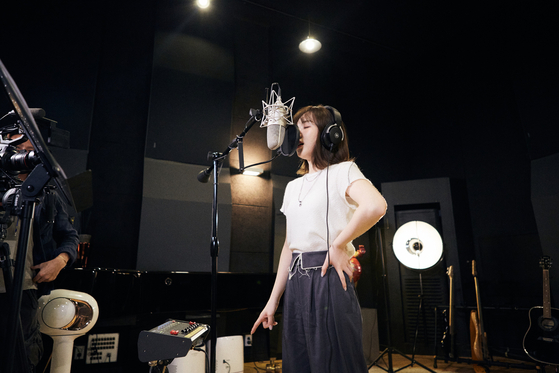 Wendy of girl group Red Velvet records a song for “Morning Dew 50th Anniversary Tribute to Kim Min-Gi.” [GYEONGGI CULTURAL FOUNDATION]