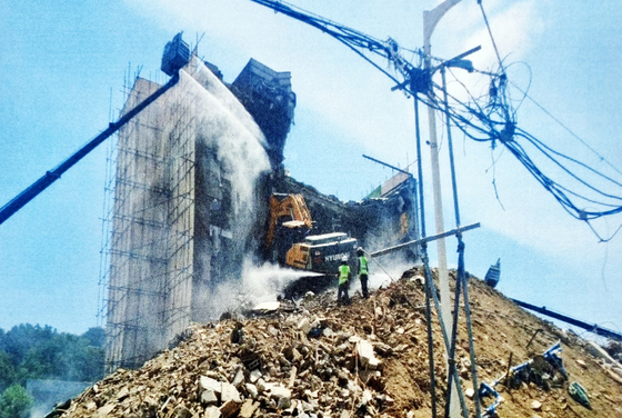 A photo taken hours before the collapse of the building on Wednesday shows that multiple floors were demolished simultaneously, contrary to the demolition plan and safety manuals that the building should have been demolished floor by floor from the top.  [YONHAP] 