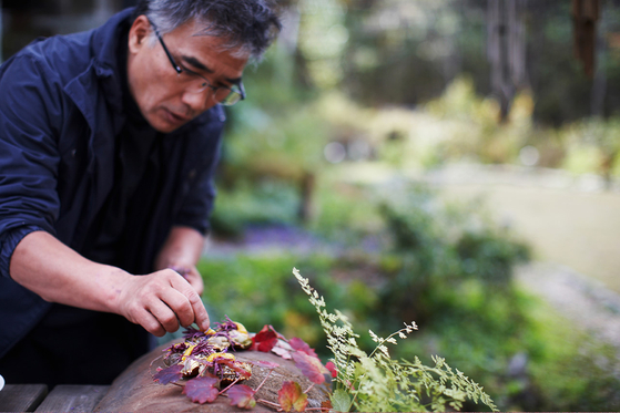 A scene from the documentary ″The Wandering Chef″(2018) directed by Park Hye-ryeong shows the celebrity chef Im Ji-ho, famous for wandering in search of food ingredients from nature. Im died of a heart attack Saturday at the age of 65. [AT9 FILM]