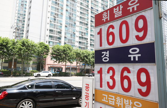 A sign at a local gas station in Seoul on Sunday shows the price of gasoline at 1,609 won ($1.44) per liter. Average gasoline prices at gas stations nationwide increased to 1,564.5 won per liter in the second week of June, up 0.7 percent from the previous week, according to data from the Korea National Oil Corporation. Gasoline prices have been on the rise for six weeks in a row. [YONHAP]