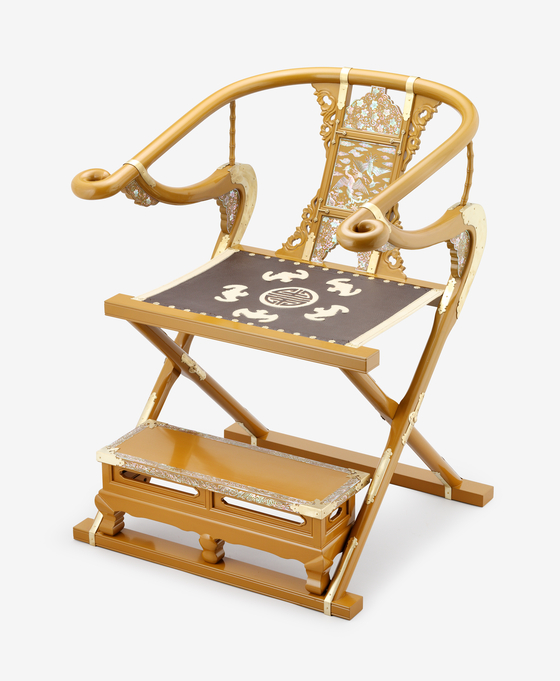 Master lacquerware artisan Jung Soo-hwa, inspired by Italian designer Mario Bellini, inlaid lavish mother-of-pearl patterns on a portable chair, one similar to what Emperor Gojong of the Joseon Dynasty would have used. [KOREAN ROYAL HERITAGE GALLERY]