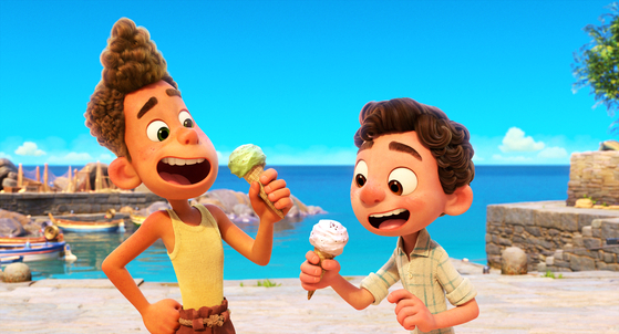 Luca, right, and Alberto enjoy a gelato for the first time. [WALT DISNEY COMPANY KOREA] 
