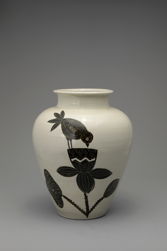 Icheon Ceramic Craft Master Park Rae-heon’s “Flowers and Birds” (2010) [TONG-IN GALLERY]