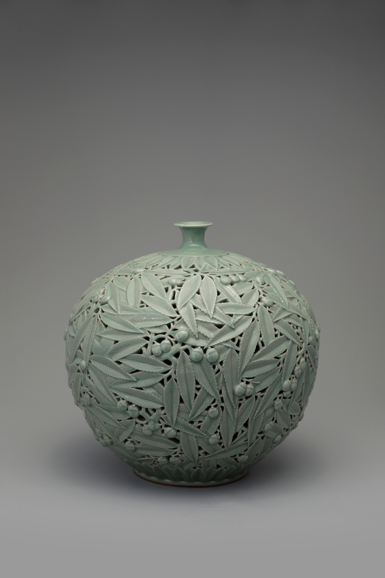 Korean Ceramic Master Hand No. 349 Kim Se-yong’s “Celadon with a Double Openwork Acorn Design” (2005) [TONG-IN GALLERY]