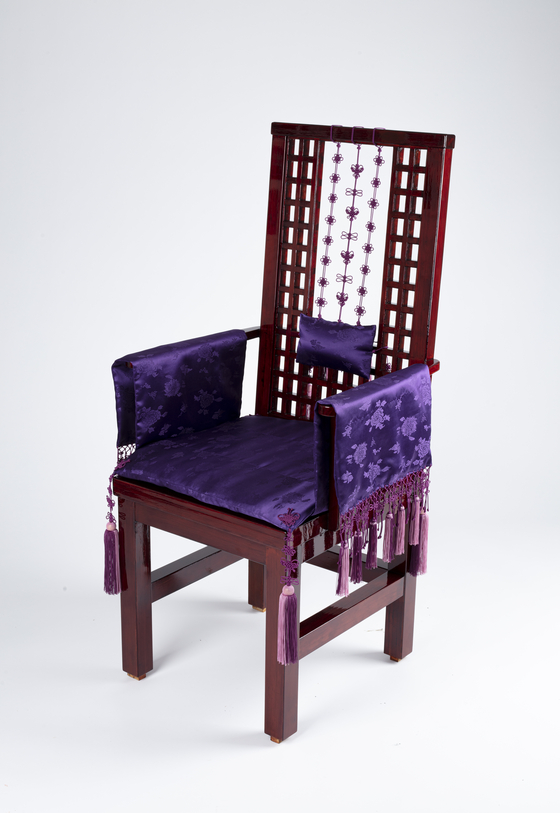 Master knotting artisan Hwang Soon Ja’s chair pays homage to Italian designer Miuccia Prada. [KOREAN ROYAL HERITAGE GALLERY]