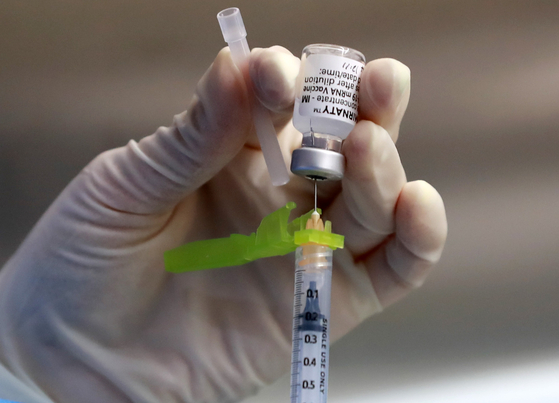 A medical staff prepares for a Pfizer jab. [NEWS1]