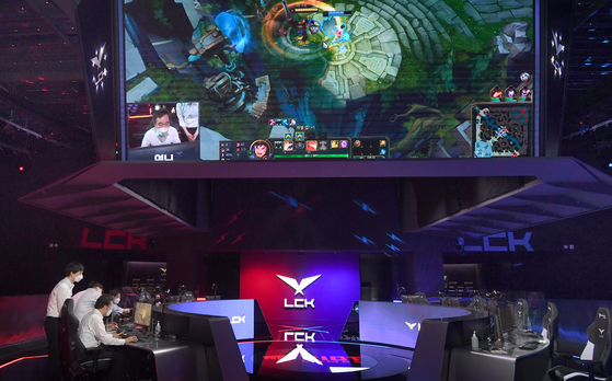 Former Democratic Party (DP) Chairman Lee Nak-yon plays League of Legends on stage at LoL Park, Jongno District, central Seoul, on Monday. LoL Park is where the nation's most popular domestic esports competition, League of Legends Champions Korea (LCK), takes place. [YONHAP]