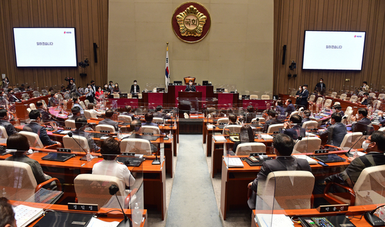 Chairman Lee Jun-seok of the People Power Party hosts the opposition party's largest general assembly of lawmakers at the National Assembly on Monday. [NEWS1]