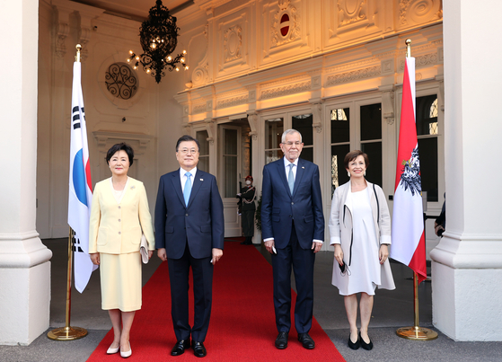 Korean President Moon Jae-in, second from left, and his wife Kim Jung-sook, left, pose with Austrian President Alexander Van der Bellen, second from right, and his wife Doris Schmidauer, right, at an official welcoming ceremony at the presidential palace Wiener Hofburg in Vienna, Austria, on Monday. [YONHAP]