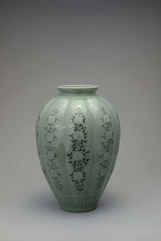 Korean Ceramic Master Hand No. 624 Choi In-kyu’s “Celadon Porcelain Black & White Inlaid Bottle Chrysanthemum Design” (2020) [TONG-IN GALLERY]