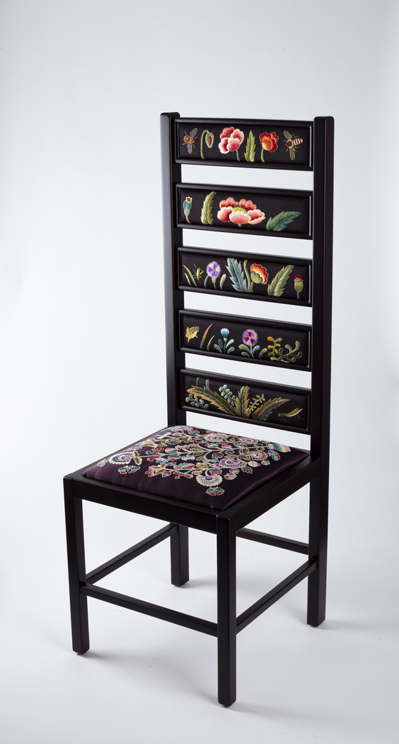 Master embroidery artisan Chang Ok-im’s chair was influenced by Italian luxury brand Gucci’s creative director Alessandro Michele, who uses Asian-style embroidered designs for Gucci’s products. [KOREAN ROYAL HERITAGE GALLERY]