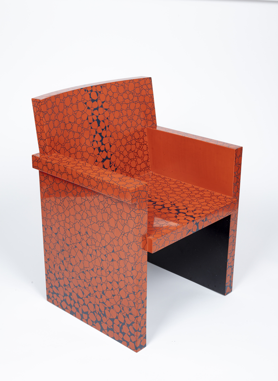 Master colored lacquerware artisan Choi Jong-kwan’s chair pays homage to Italian designer Ettore Sottsass. [KOREAN ROYAL HERITAGE GALLERY]