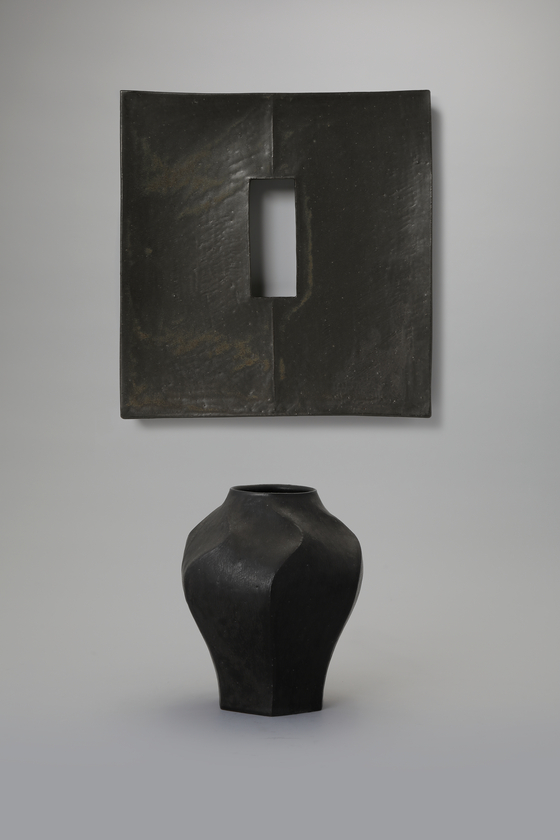 Ceramic artist Lee Song-am’s “Faceted Dish with Black Glaze" (2020) and "Faceted Vase with Black Glaze" (2020) [TONG-IN GALLERY]
